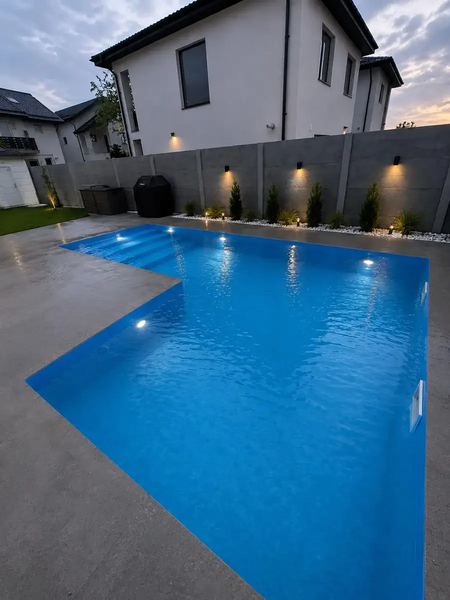 Piscină privată din Berceni, cu bazin compact și terasă exterioară