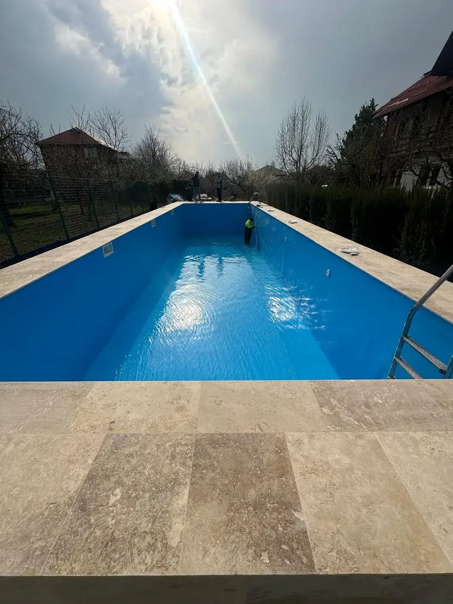 Piscină privată din Giurgiu, fotografiată vertical în curte
