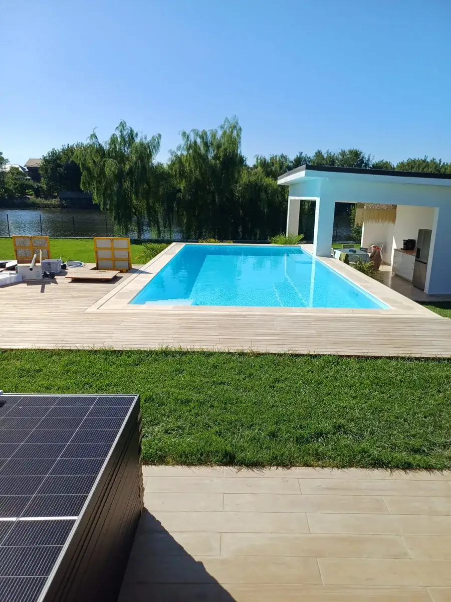 Piscină privată din Ștefănești, fotografiată vertical pe șantier